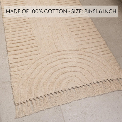 Magnifique tapis bohème à pompons pour votre chambre ou votre salle de bain - Tapis en coton doux de 2 x 4,3 pieds qui s'intègre parfaitement dans n'importe quelle salle de bain ou à côté des lits